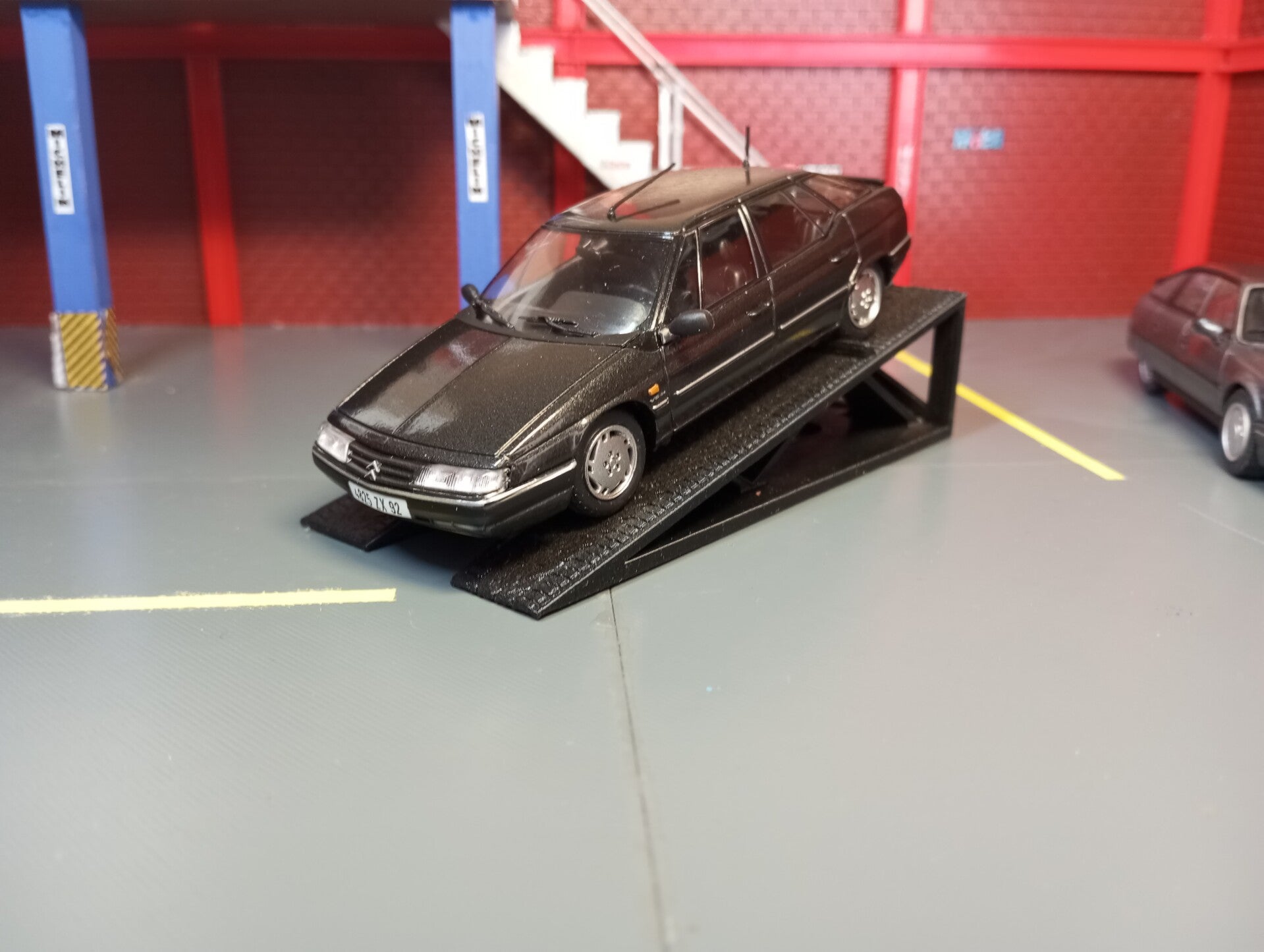 presentoir pour diorama 1/43 .