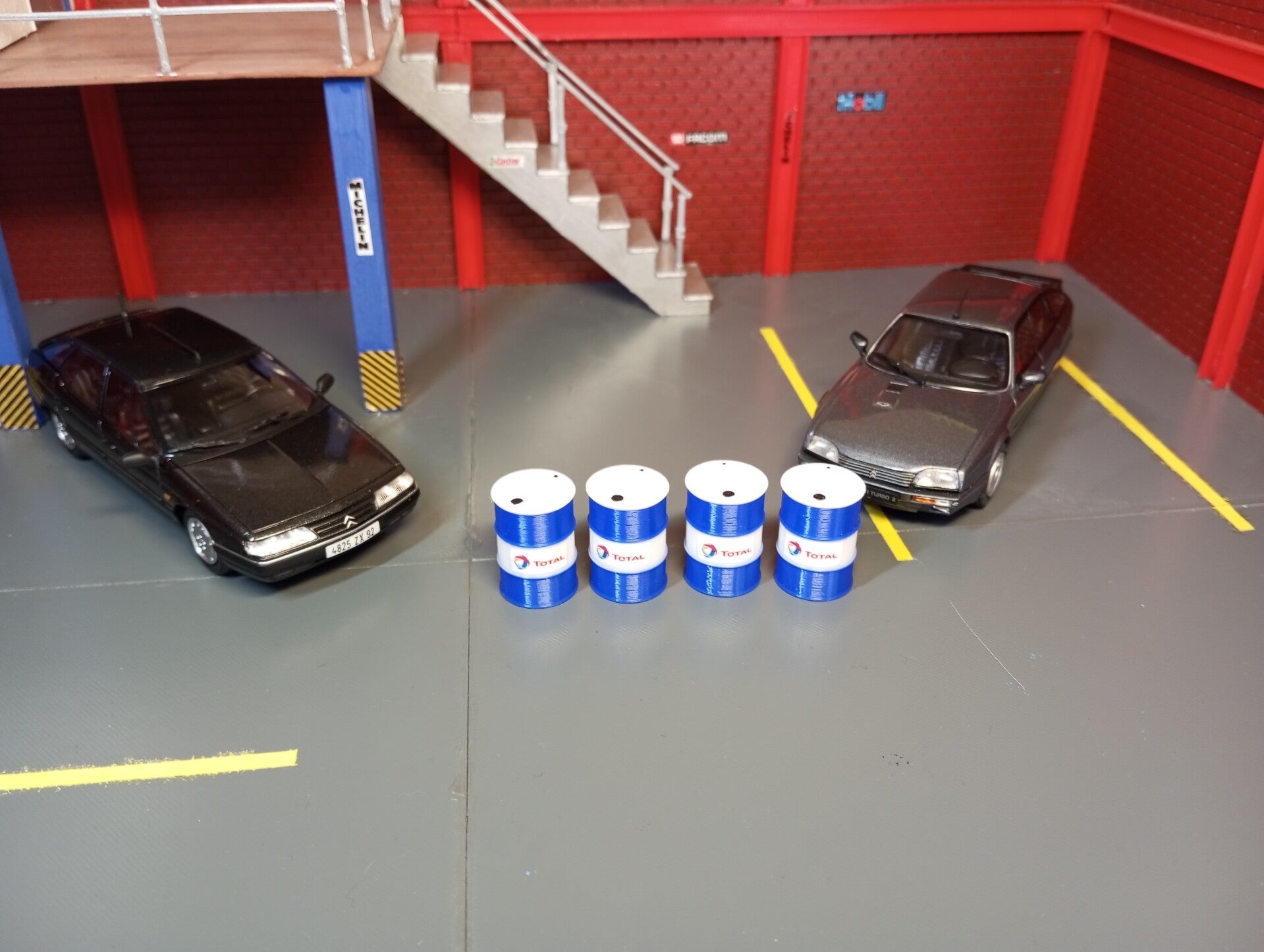 4 futs pour diorama 1/43 .