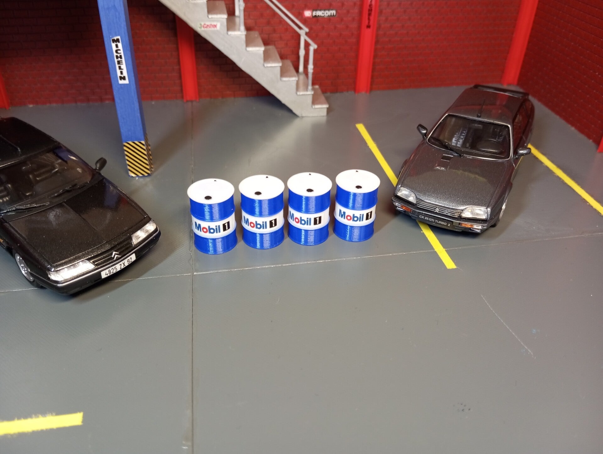 4 futs pour diorama 1/43 .