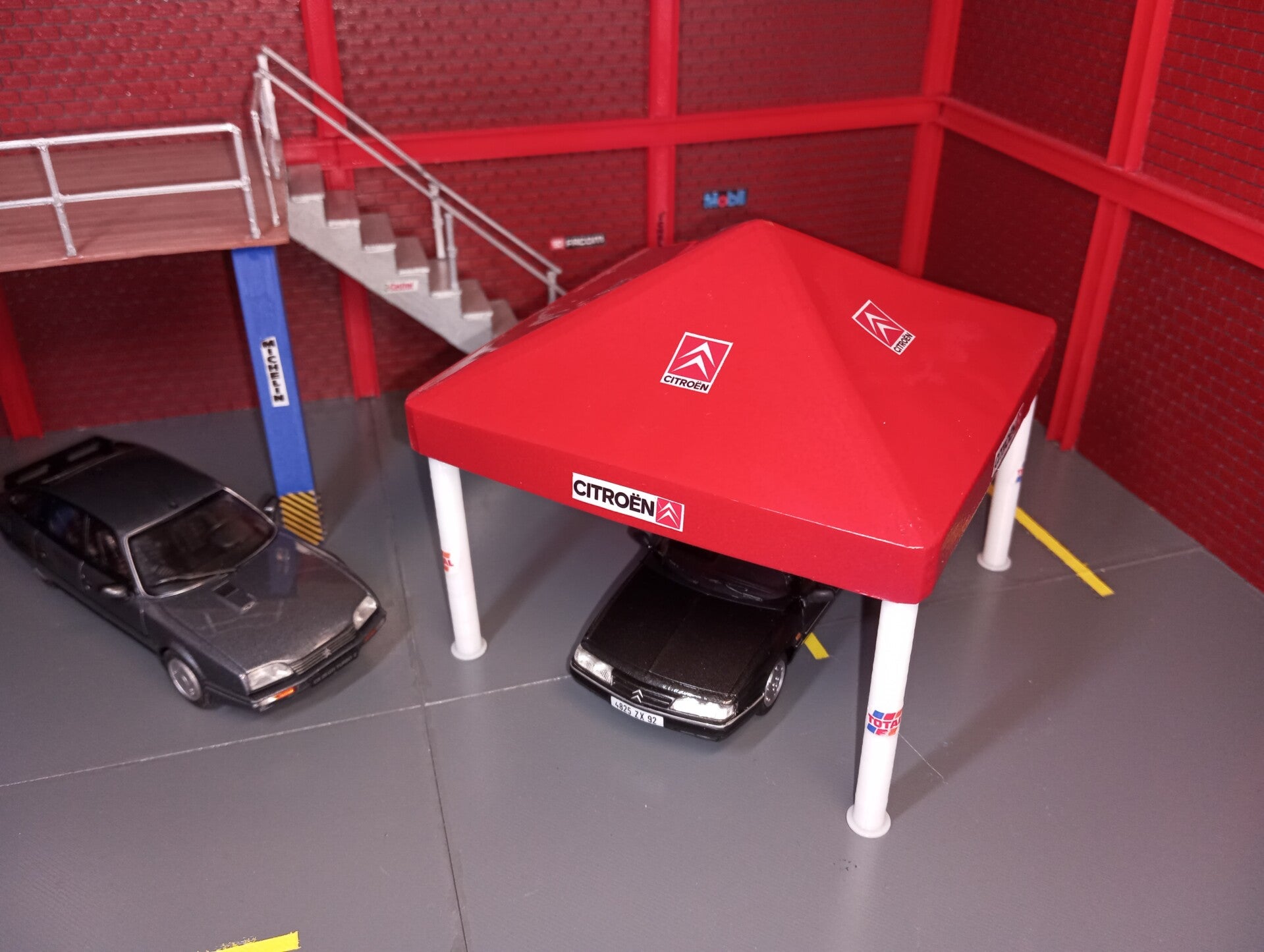 stand automobile pour diorama 1/43 .