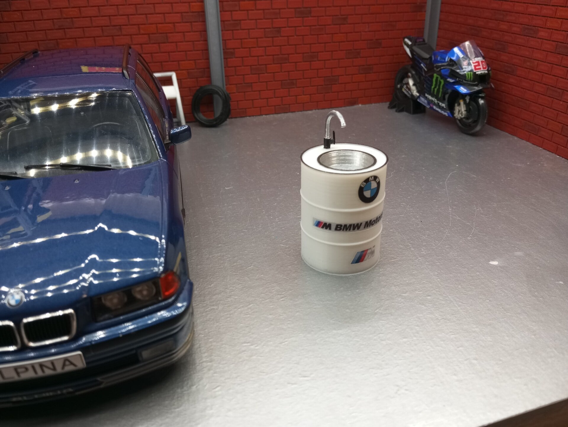 Bidon evier bmw pour diorama 1/18.
