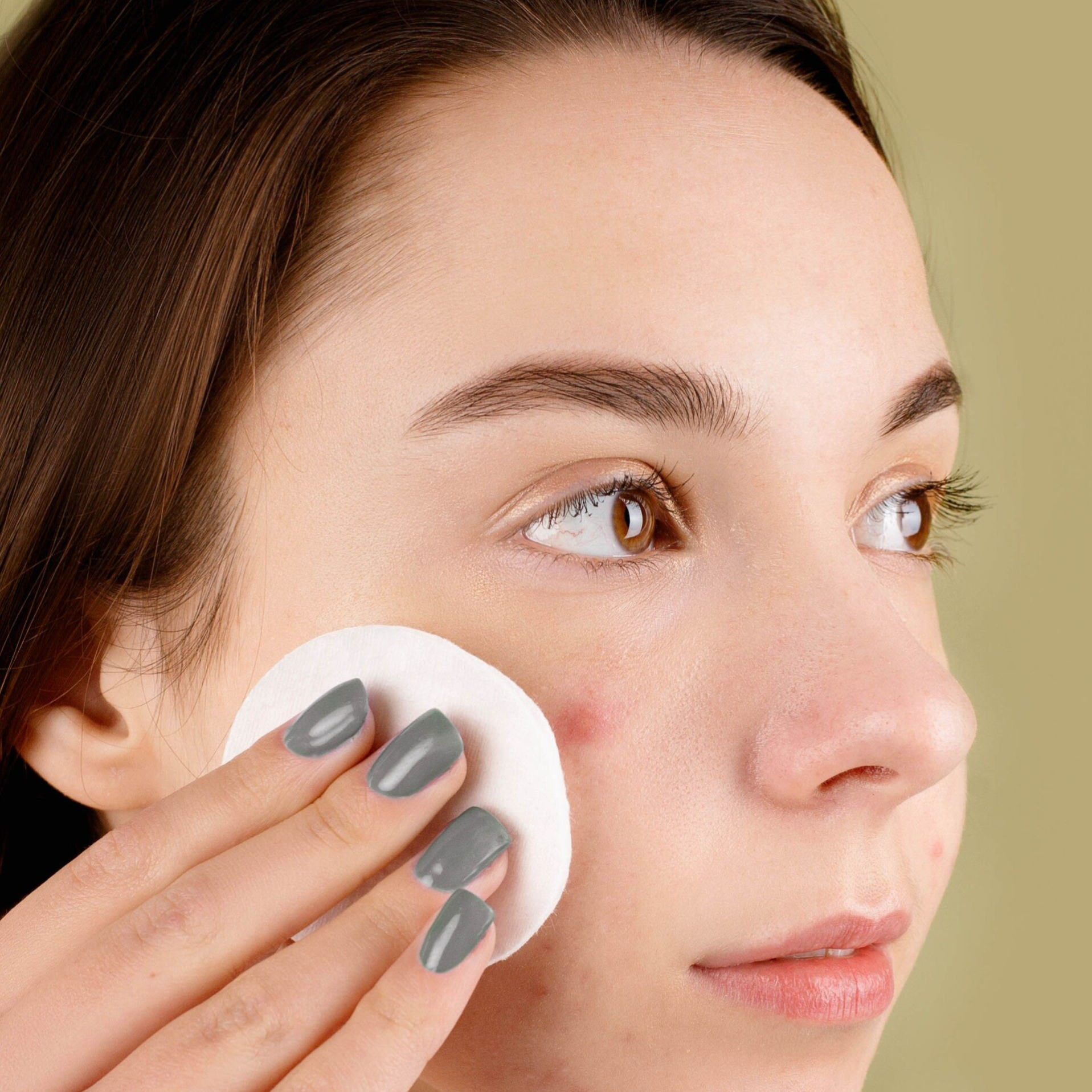 Mujer realizando una limpieza facial