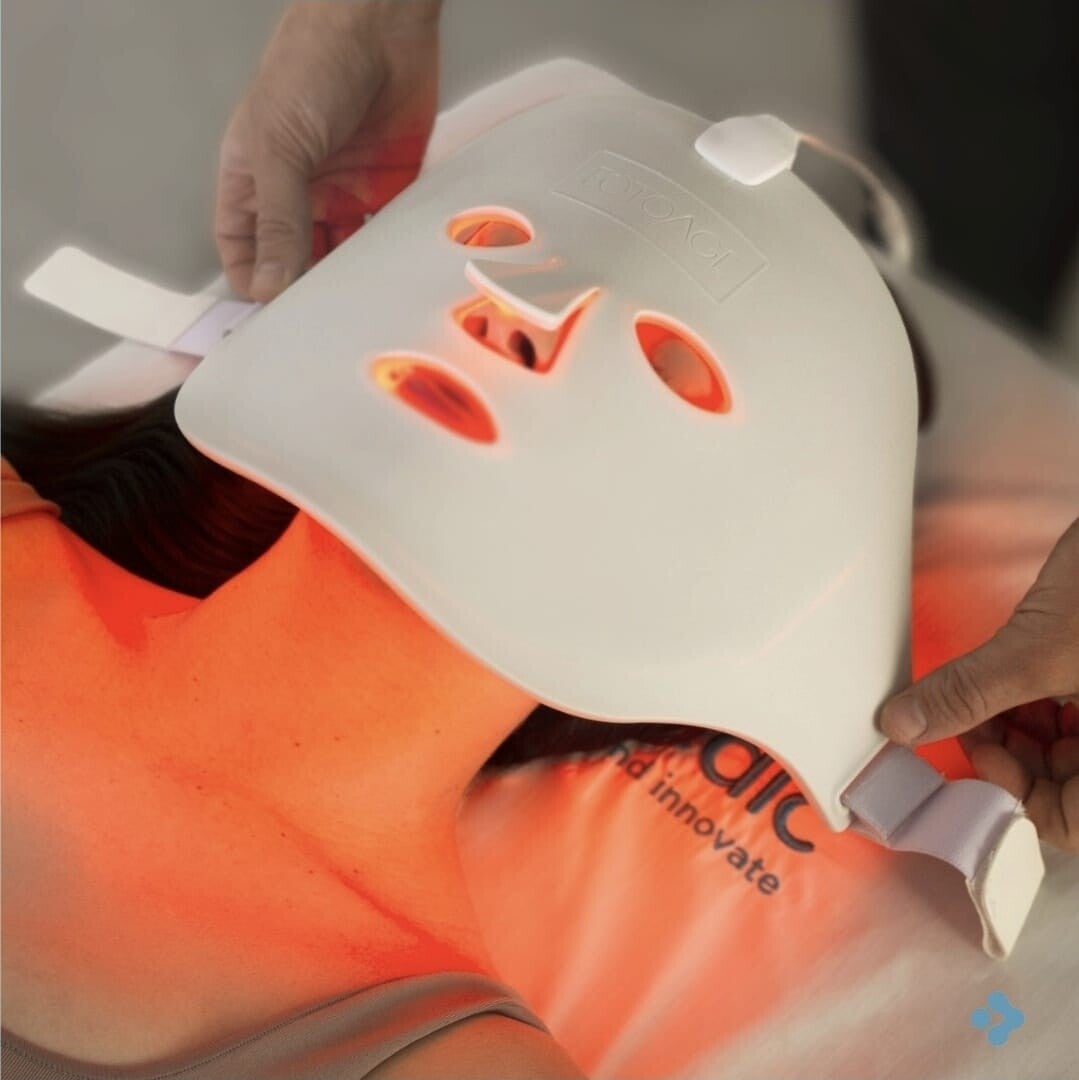 Mujer con máscara de terapia fotobiodinámica para tratar el acné
