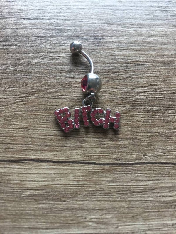 navelpiercing roze bitch