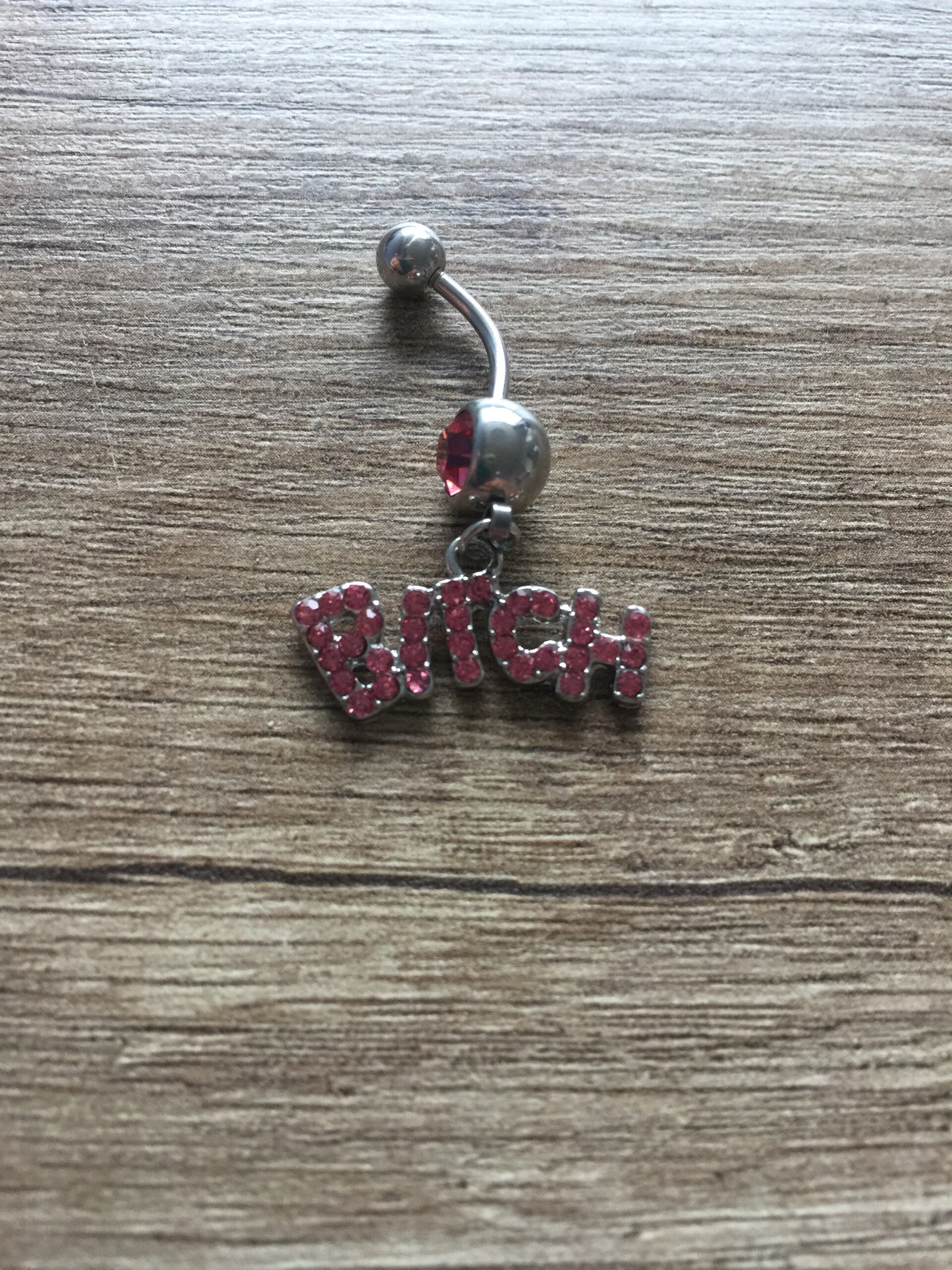 navelpiercing roze bitch