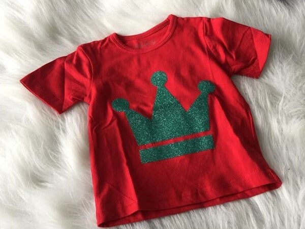 Rood shirt met groene kroon