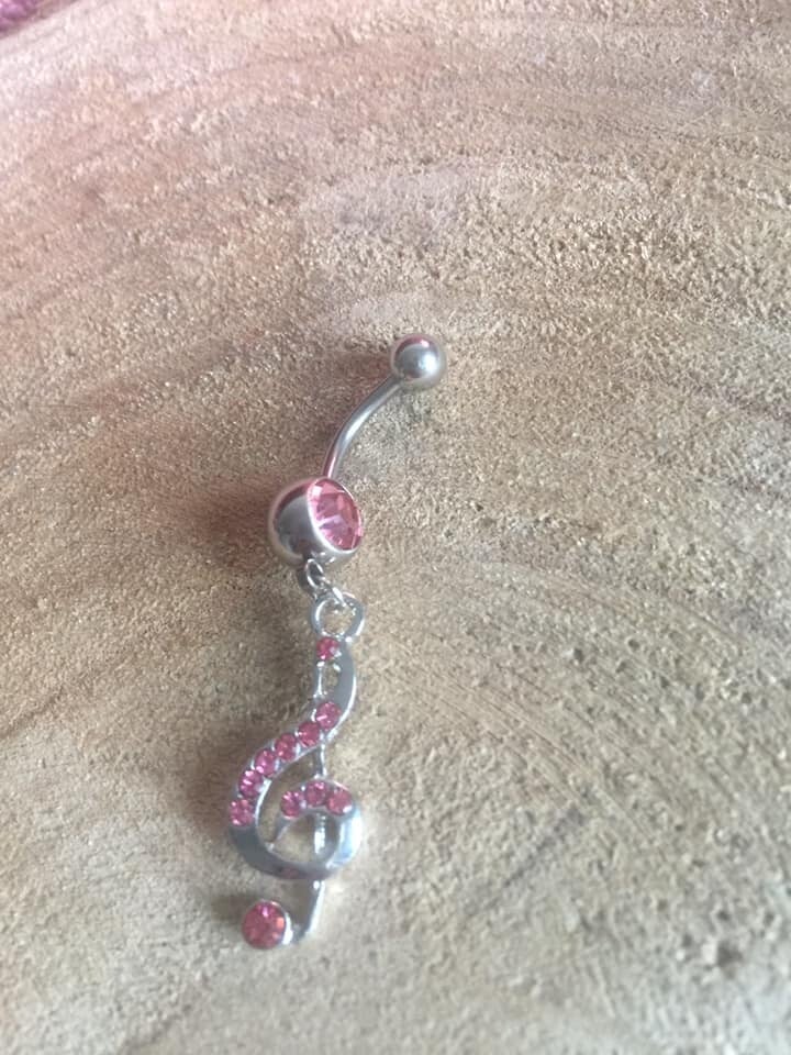 Navel piercing muziek noot