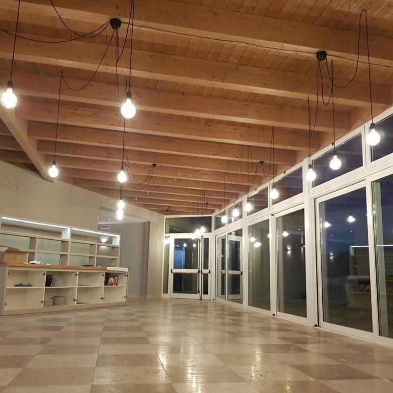 Impianto di illuminazione a sospensione in un ambiente commerciale PGE