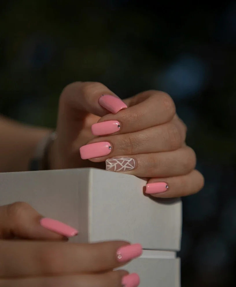 Frau mit gemachter Maniküre/Manicure hält eine Box