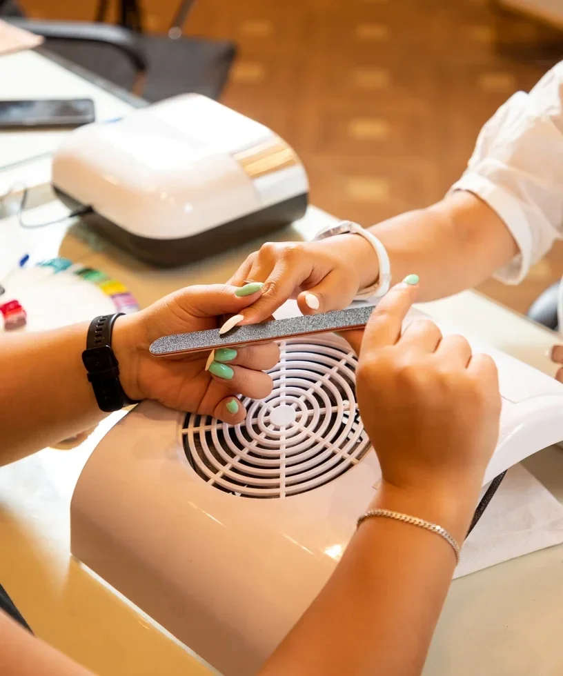 Nägel werden professionell gefeilt im Nagelstudio