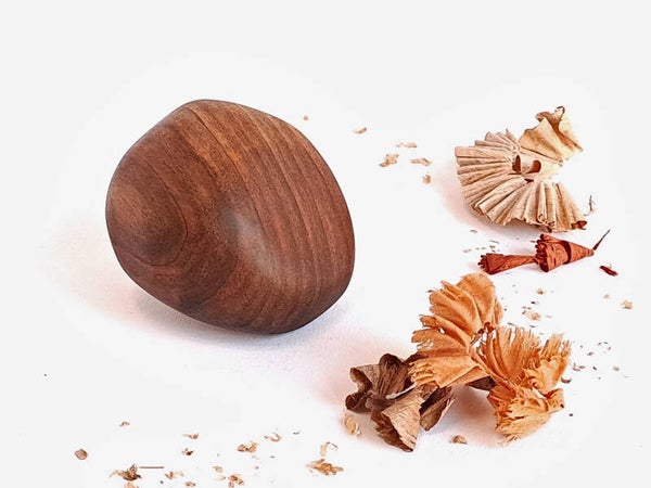 Knuffelkei (mini urn) van notenhout