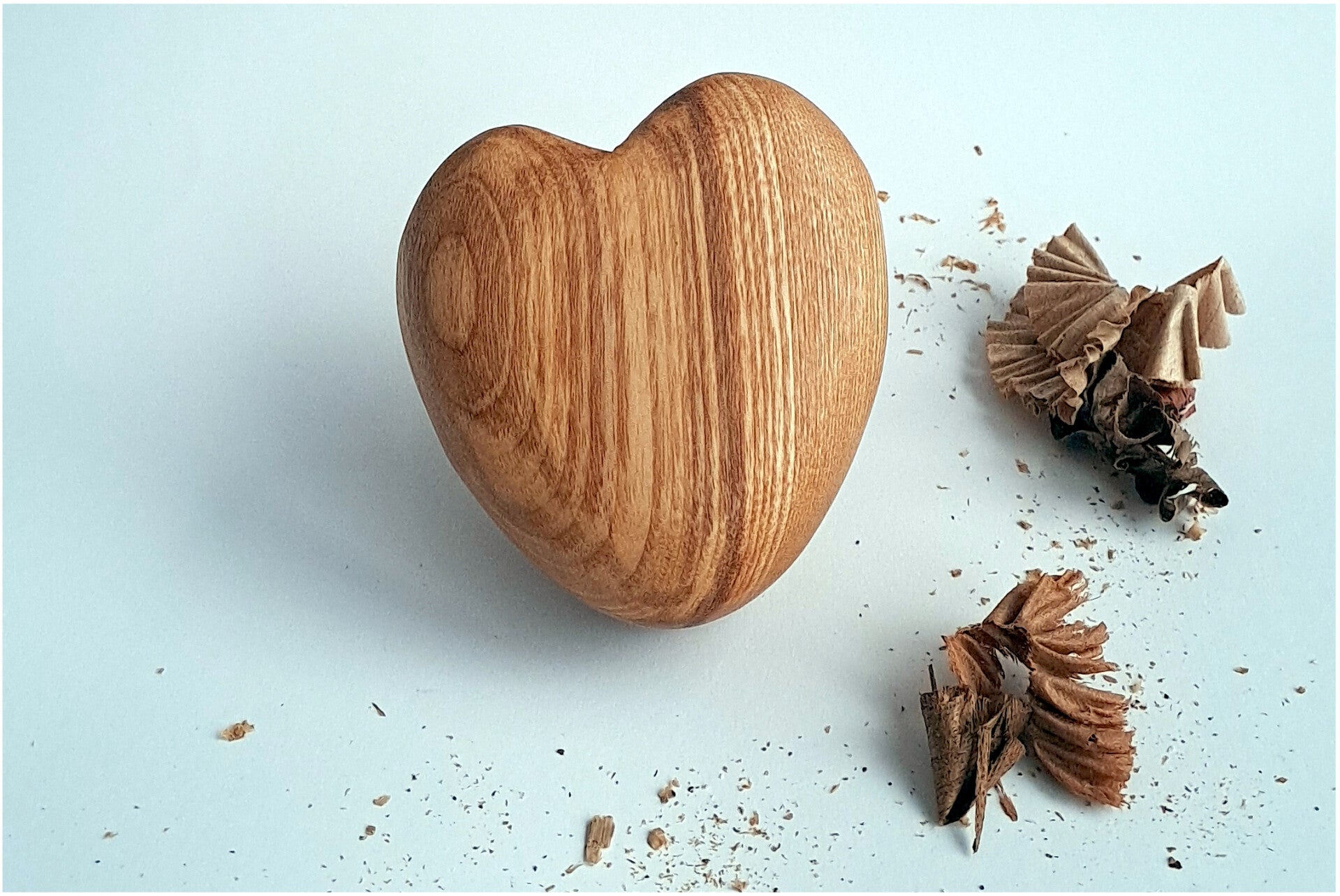 knuffelhart van essenhout licht en zacht handgemaakt