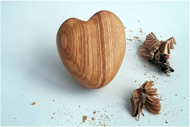 knuffelhart van essenhout licht en zacht handgemaakt