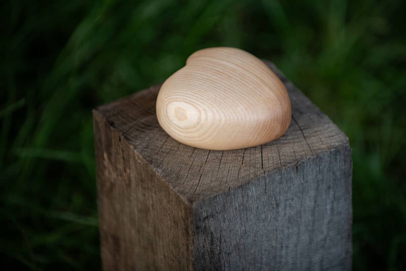 Knuffelhart van essenhout is een houten mini urn in hartvorm van essenhout