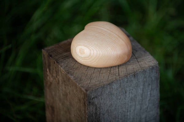 Knuffelhart van essenhout - Een houten mini urn