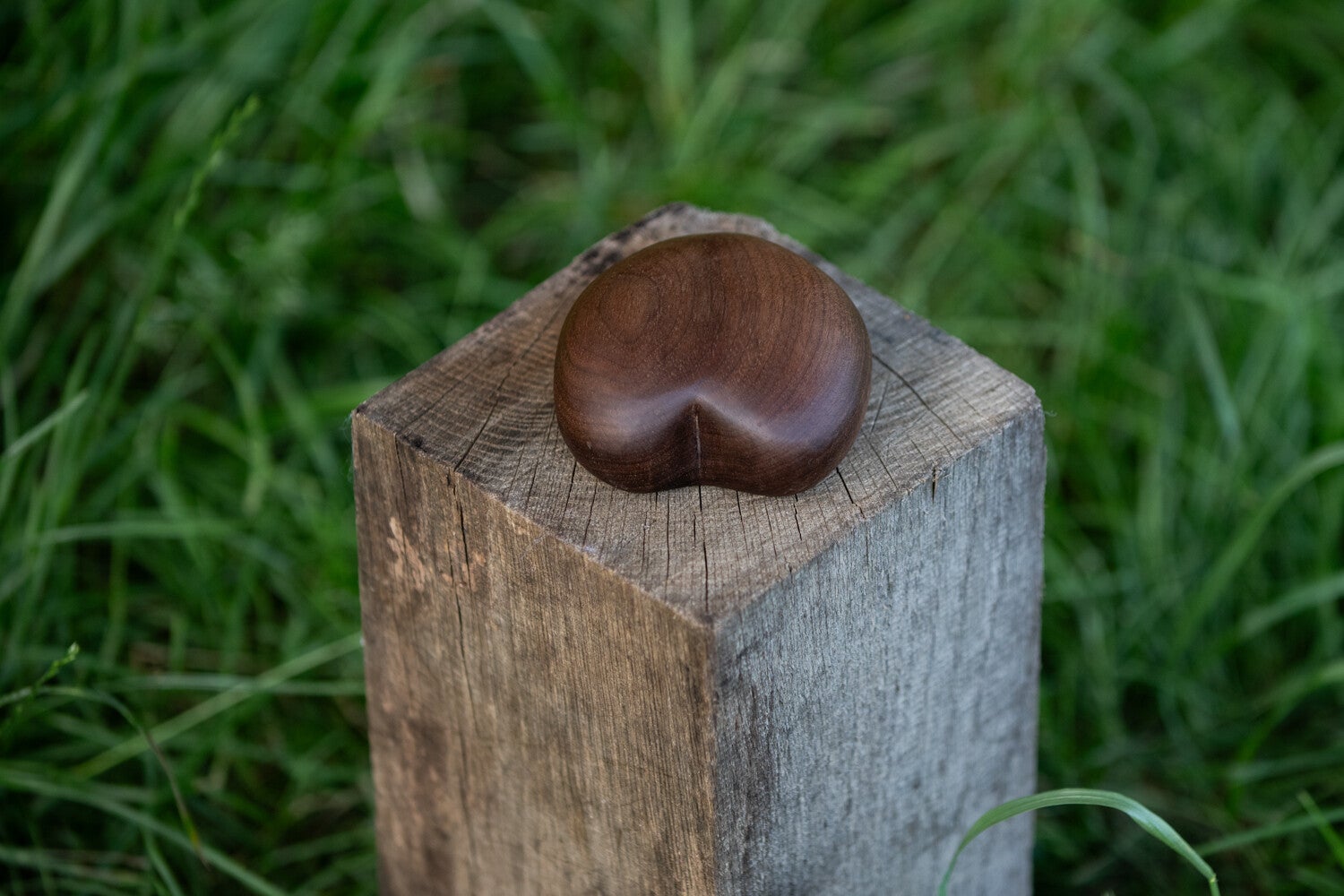 Knuffelhart van notenhout is een houten mini urn