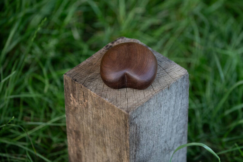 Knuffelhart van notenhout is een houten mini urn in hartvorm van notenhout