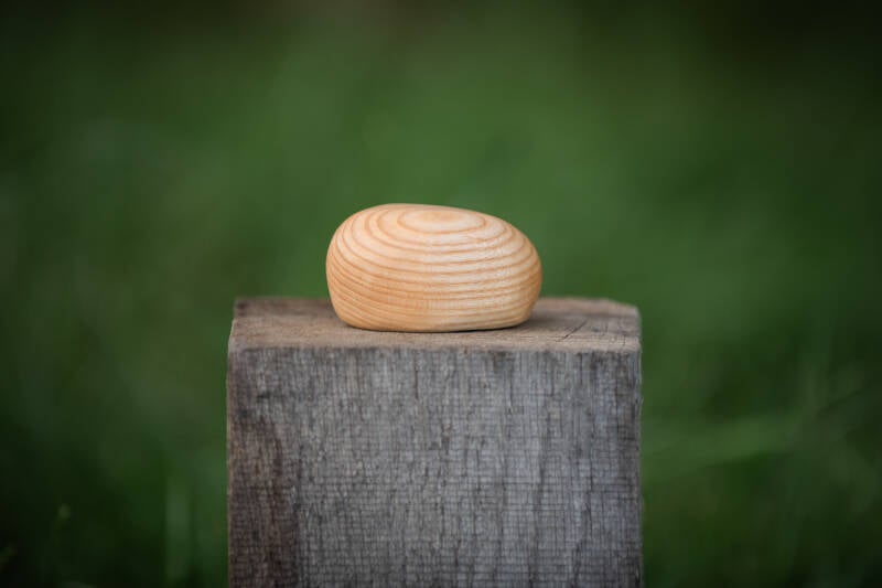 Knuffelkei van essenhout is een houten mini urn van essenhout