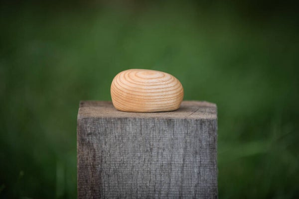 Knuffelkei van essenhout - een houten mini urn