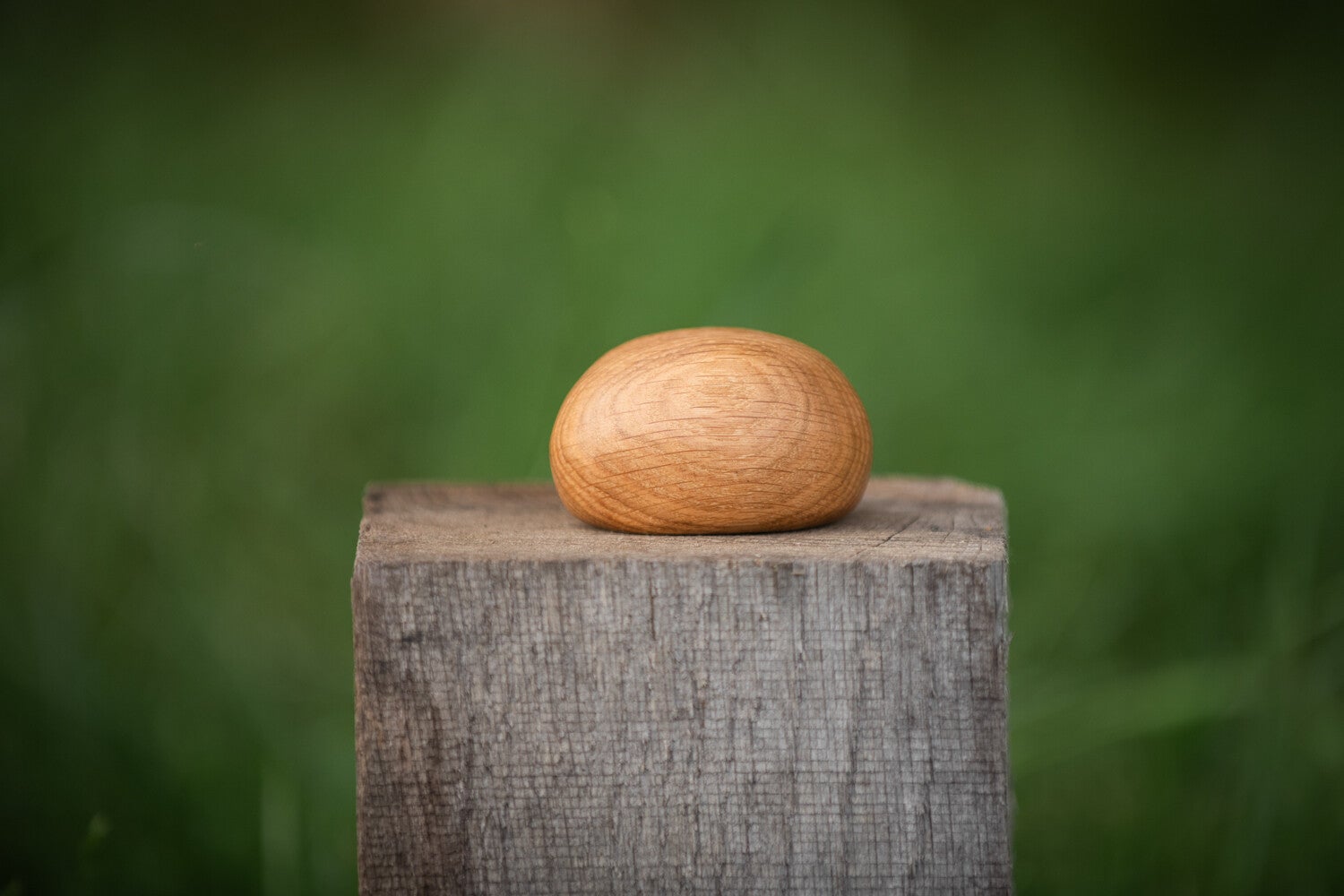 Knuffelkei van eikenhout is een houten mini urn