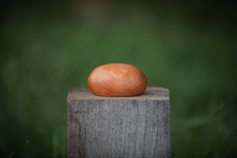 Knuffelkei van kersenhout is een houten mini urn van kersenhout