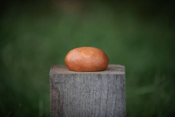 Knuffelkei van kersenhout - Een houten mini urn