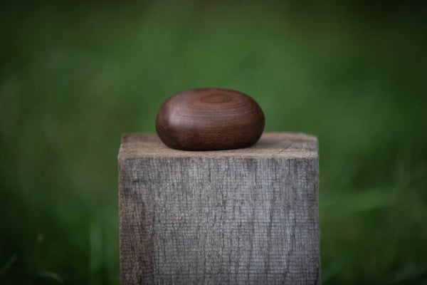 Knuffelkei van notenhout - Een houten mini urn
