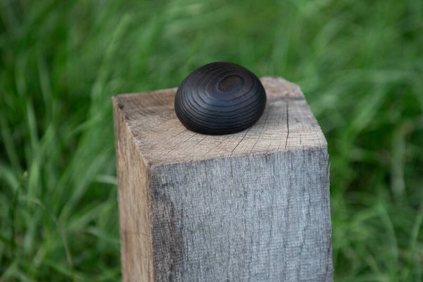Knuffelkei Shou Sugi Ban - Een houten mini urn