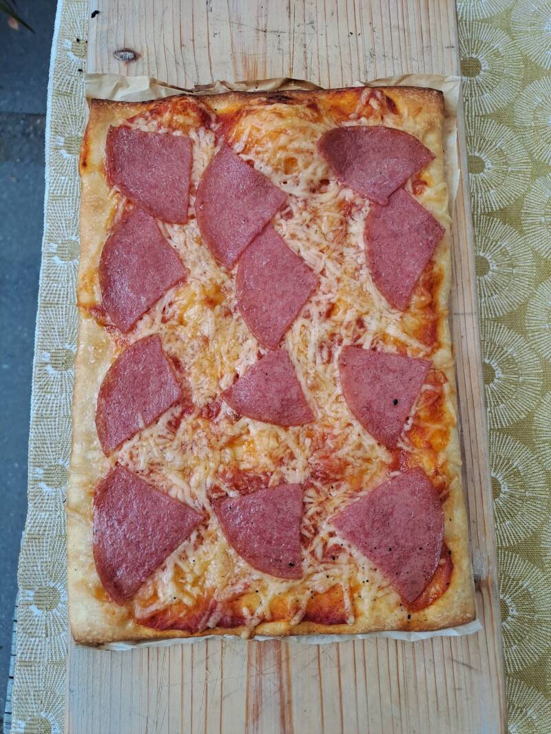 Zelfgemaakte salamipizza
