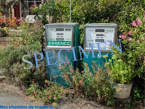 Vieilles pompes à essence ( Dordogne )