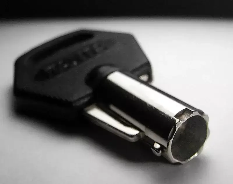 Clé de serrure tubulaire