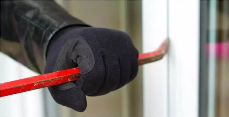 Effraction de porte de deux vantaux sécurisée par de plat de battement anti-pincesCroquis de dimentions de plat de battement anti-pinces pour porte 2 vantaux