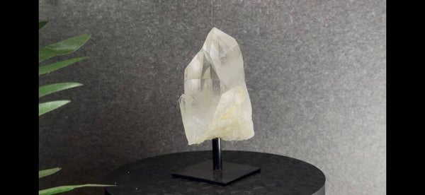 Bergkristal Cluster op Standaard – 239 gram | 9,5 cm