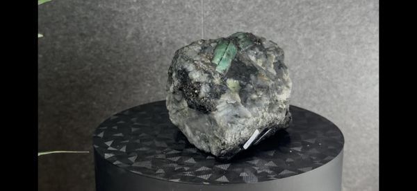 Smaragd in Matrix – 582 gram