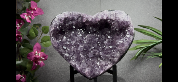 Amethist Hart Geode op Standaard – 18 cm – 2,757 kg