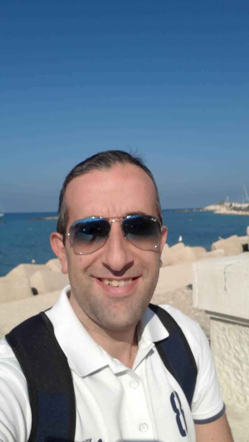 Stefano Dipietro fiero di essere una persona sensibile, con il sogno di dare voce a tutte le persone come me