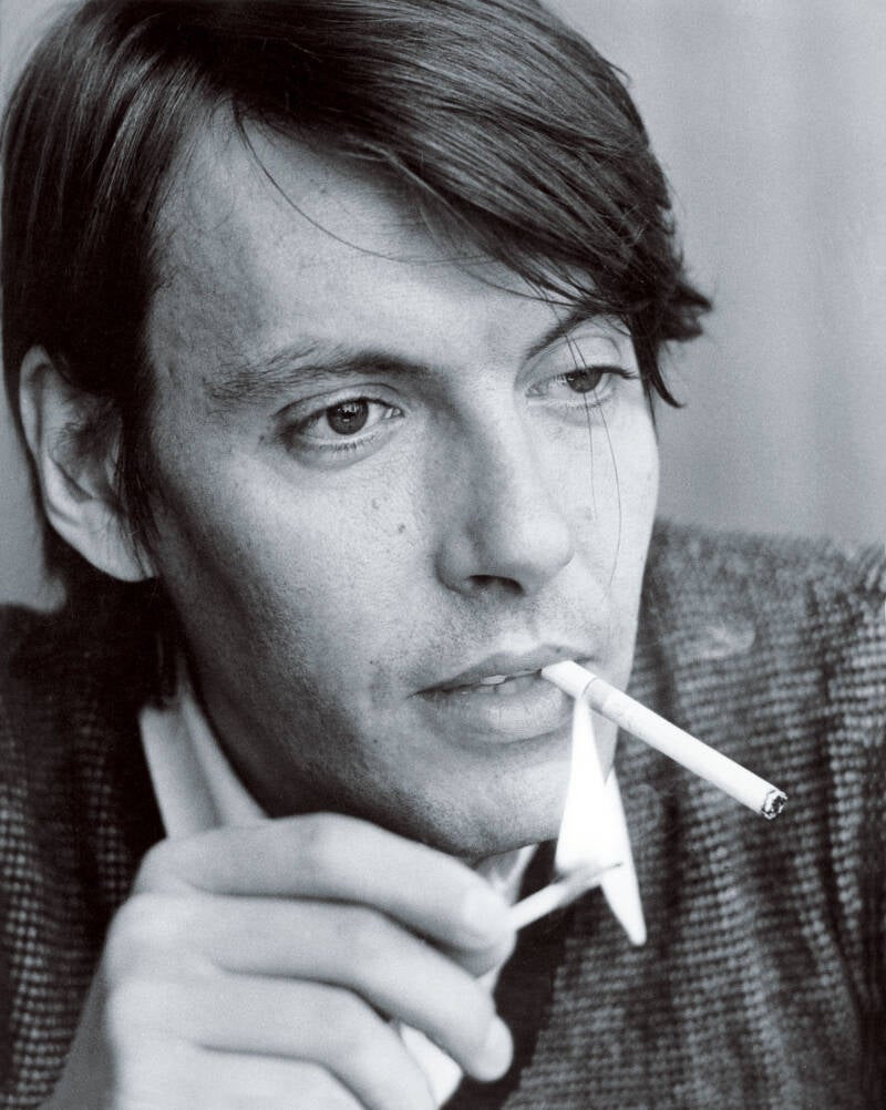 Fabrizio De Andre' cantautore che riconrdiamo per "Bocca di Rosa"  e il "Pescatore" tra le sue tante canzoni. Sensibile e solitario