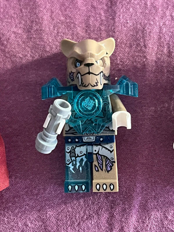 Lego figurine Legends of Chima Strainor armure Bleue transparant