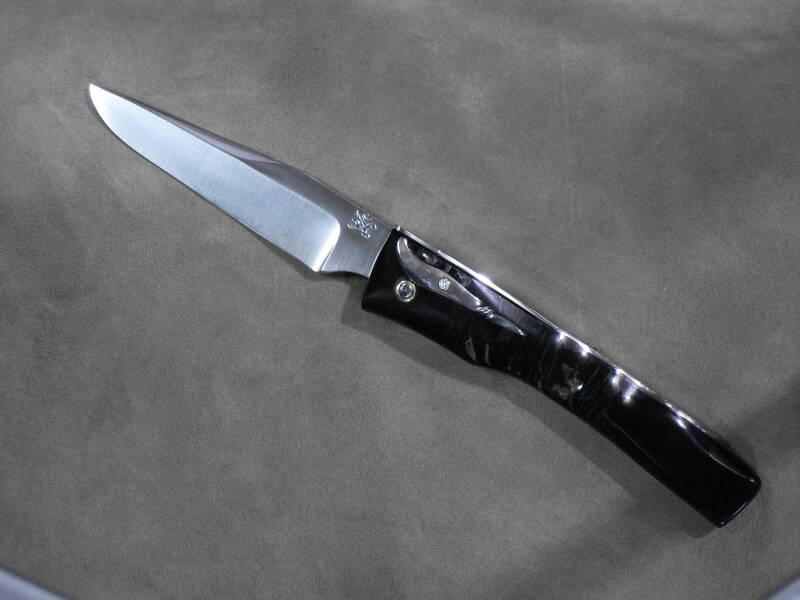 COLTELLO A TRE SCROCCHI MOLLA FISSA E LEVA DI SBLOCCO LATERALE  LAMA IN ACCIAIO INOX 12C27 TEMPRATA A 56 HRc  MOLLA E LEVA LATERALE IN ACCIAIO INOX MA5M  IMPUGNATURA IN CORNO DI BUFALO  RIVETTO IN ACCIAIO INOX RONDELLE IN OTTONE