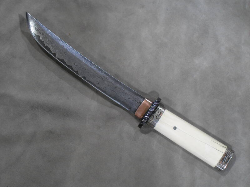 coltello in stile giapponese con lama in damasco shiozume kitae  con impugnatura in avorio fossile di mammuth e mokume