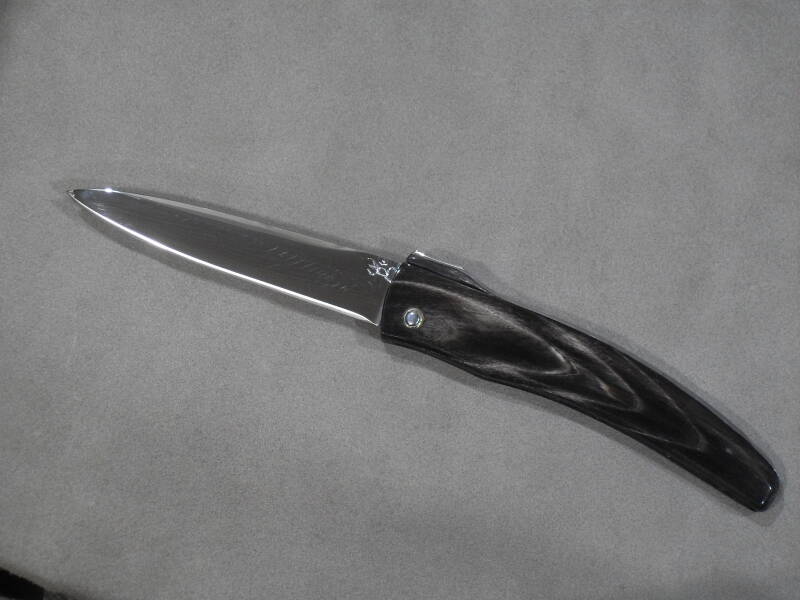 COLTELLO A TRE SCROCCHI E MOLLA FISSA  LAMA IN ACCIAIO INOX 12C27 TEMPRATA A 56HRc  MOLLA IN ACCIAIO INOX MA5M  IMPUGNATURA IN CORNO DI BUFALO  RIVETTO IN ACCIAIO INOX RONDELLE IN OTTONE