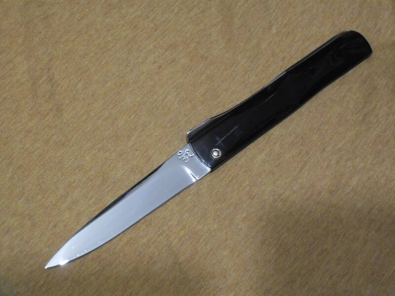 COLTELLO A TRE SCROCCHI E MOLLA FISSA  LAMA IN ACCIAIO INOX 12C27 TEMPRATA A 55 HRc  IMPUGNATURA IN CORNO DI BUFALO.