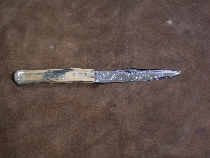  TAGLIACARTE  LAMA IN ACCIAIO INOX MA5M TEMPRATA A 54 HRc INCISA AD ELETTROEROSIONE  IMPUGNATURA IN AVORIO FOSSILE DI MAMMUT.