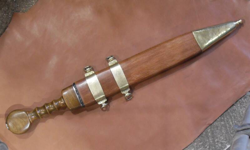 GLADIO POMPEI  LAMA IN ACCIAIO MA5M TEMPRATA A 54 HRC, GUARDIA IN ACCIAIO INOX , IMPUGNATURA IN NOCE.  FODERO IN LEGNO E OTTONE, BATTUTA IN CORNO DI BUFALO.