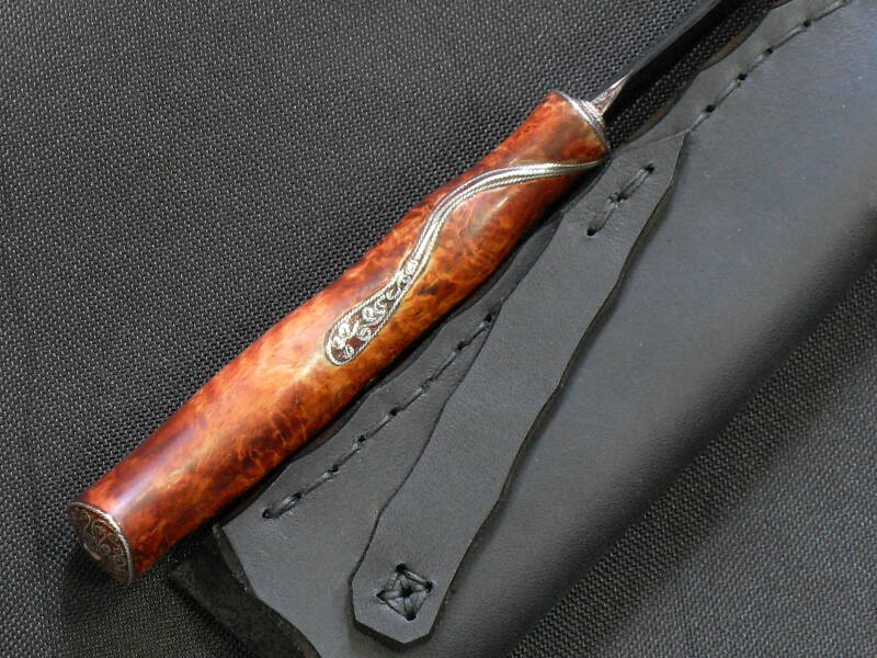 COLTELLO UTILITY  LAMA IN ACCIAIO INOX ATS34 FORGIATA  IMPUGNATURA IN RADICA DI BETULLA  DECORAZIONI IN FILIGRANA DI ARGENTO E SMALTO.