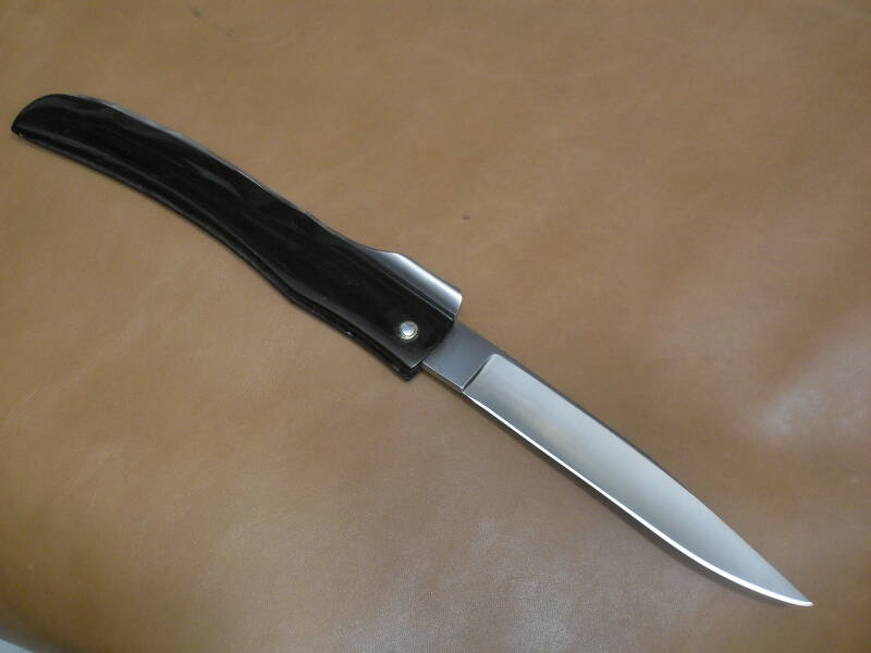 COLTELLO A TRE SCROCCHI E MOLLA FISSA  LAMA IN ACCIAIO AISI 440A TENPRATA A 56 HRc  MOLLA IN ACCIAIO INOX MA5M  IMPUGNATURA IN CORNO DI BUFALO  RIVETTO IN ACCIAIO INOX RONDELLE IN OTTONE