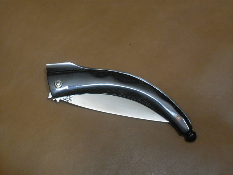 COLTELLO A TRE SCROCCHI E MOLLA FISSA  LAMA IN ACCIAIO INOX 12C27 TEMPRATA A 56HRc  MOLLA IN ACCIAIO INOX MA5M  IMPUGNATURA IN CORNO DI BUFALO  RIVETTO IN ACCIAIO INOX RONDELLE IN OTTONE