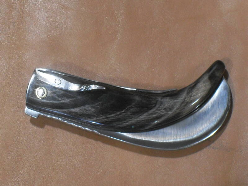 RONCOLA A UNO SCROCCO, MOLLA FISSA E LEVA DI CHIUSURA LATERALE  LAMA IN ACCIAIO INOX N690 TEMPRATA A 58 HRc  IMPUGNATURA IN CORNO DI BUFALO