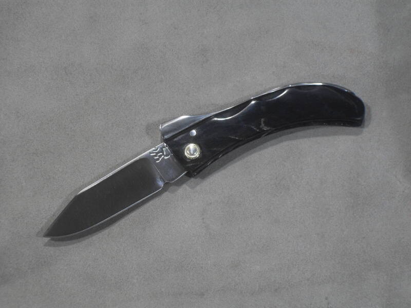 COLTELLO PIEGHEVOLE A TRE SCROCCHI E MOLLA FISSA.  LAMA IN ACCIAIO AISI 420 TEMPRATA A 54 HRc.  IMPUGNATURA IN CORNO DI BUFALO.