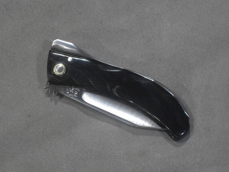 COLTELLO PIEGHEVOLE A TRE SCROCCHI E MOLLA FISSA.  LAMA IN ACCIAIO AISI 420 TEMPRATA A 54 HRc.  IMPUGNATURA IN CORNO DI BUFALO.